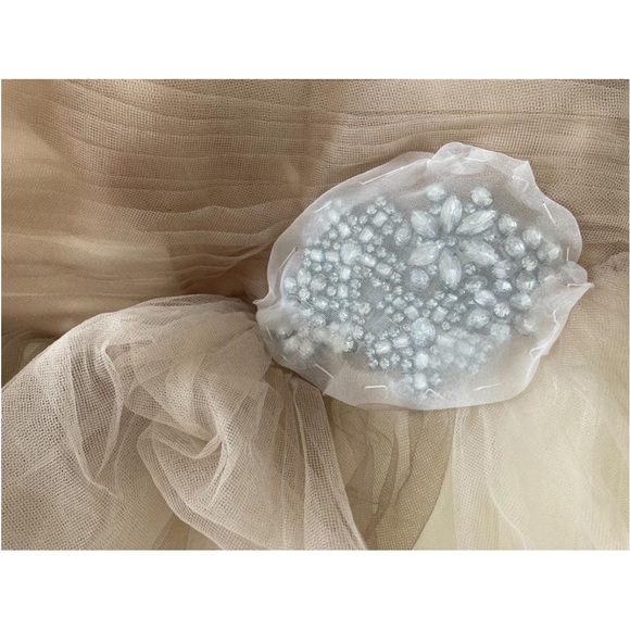 New with tags Vera Wang White- Ivory and Stone Ombre Tulle Wedding Dress. - Picture 3 of 4